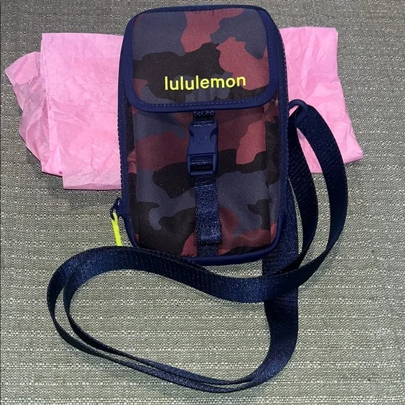 Lululemon Athletica Unisex  Camouflage Zip Top Crossbody Bag - Blue & Brown EUC - Picture 4 of 16